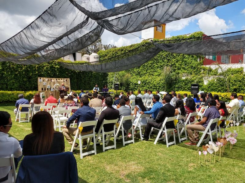 Ceremonia con sillas montadas en el jardín