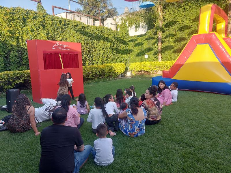 Inflable de castillo sobre el pasto