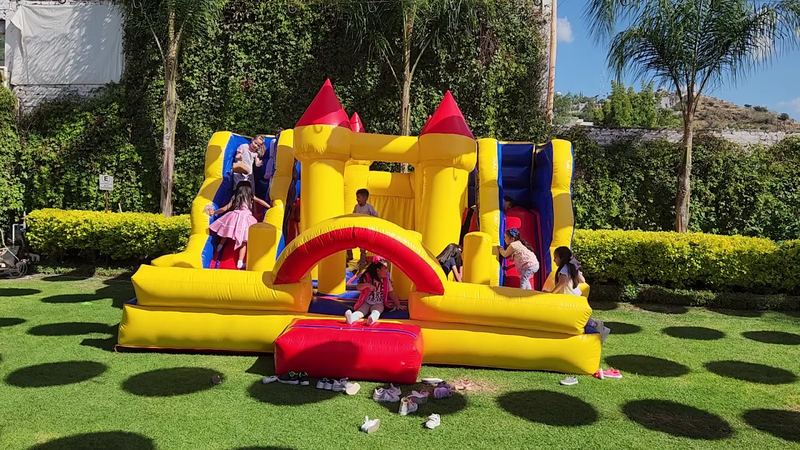 Inflable sobre el pasto del jardín