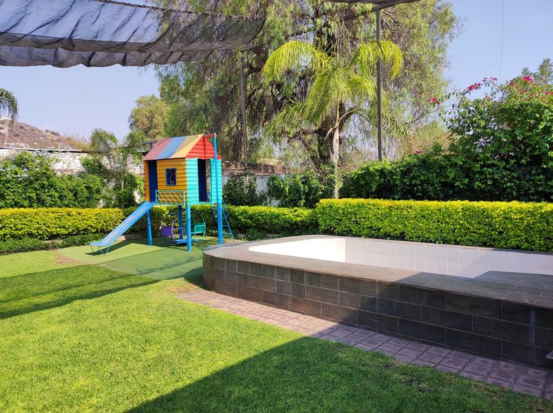 Casita y resbaladilla en el área de juegos