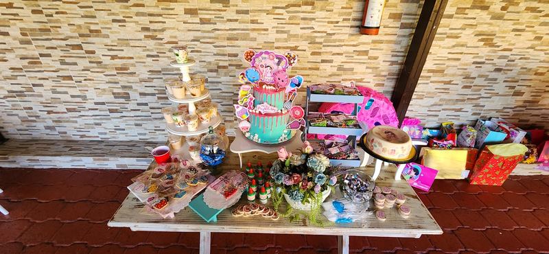 Mesa de postres montada para una fiesta